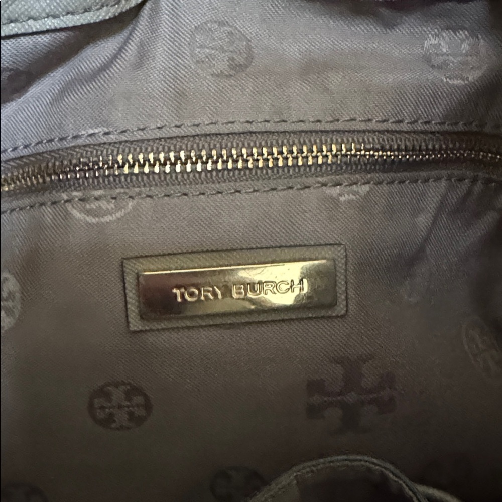 Tory Burch Robinson leather bucket bag- tan - Picture 6 of 7